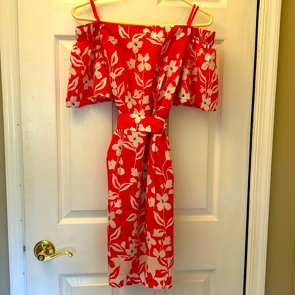 Beautiful Eliza J floral dress with pockets